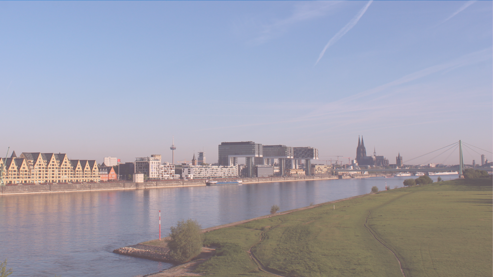 Panorama-Blick auf die Kölner Skyline mit Rhein, Kranhäusern und Dom